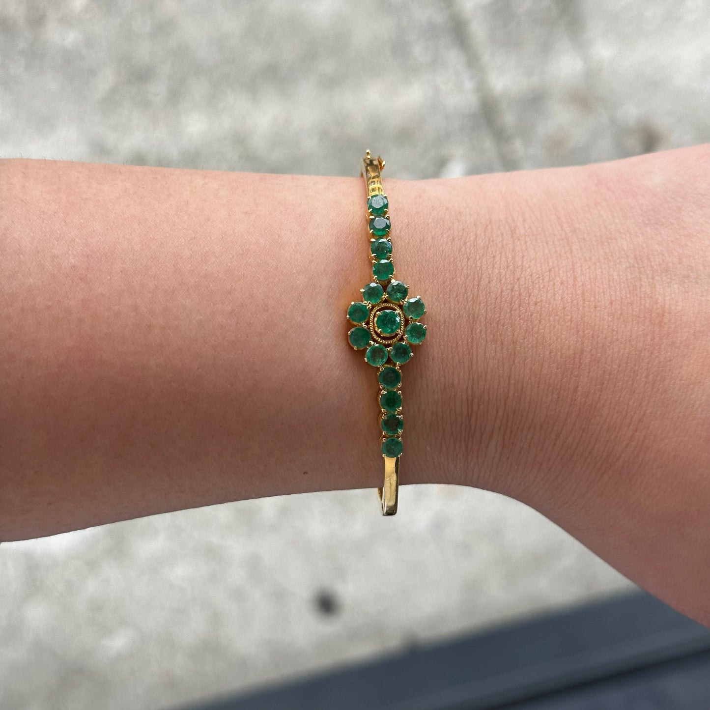 22kt Yellow Gold Emerald Flower Bangle