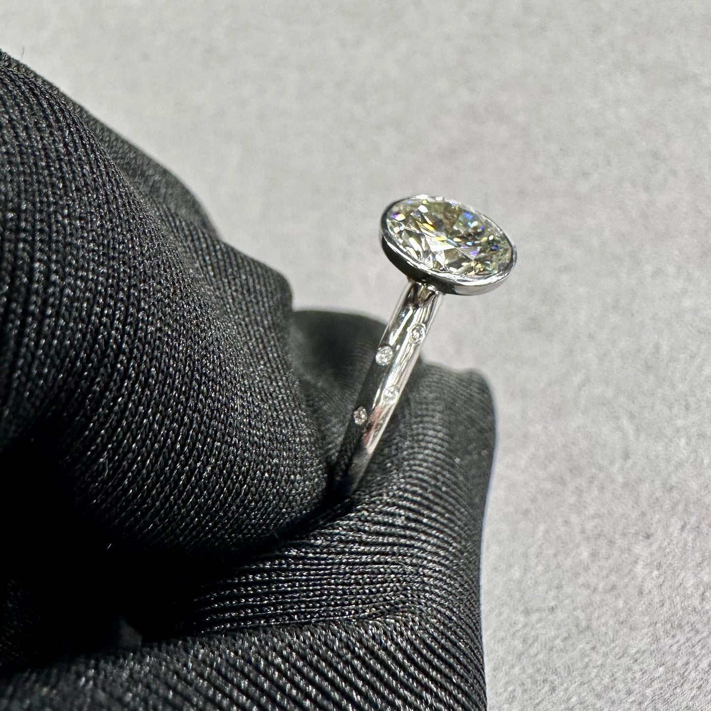 14kt 1.52CT K VS2 Round Brilliant Cut Diamond Bezel Set