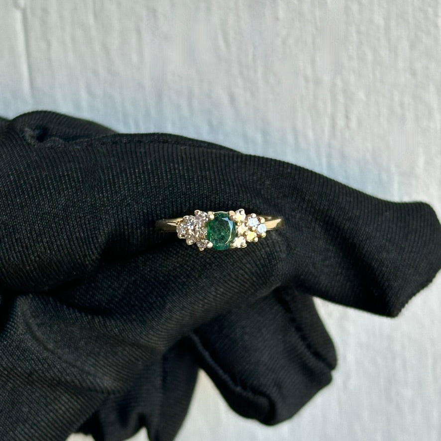 Vintage Oval Cut Emerald & Diamond Engagement Ring in 14kt Yellow Gold – 12 Diamond Accents, Timeless & Elegant Gift