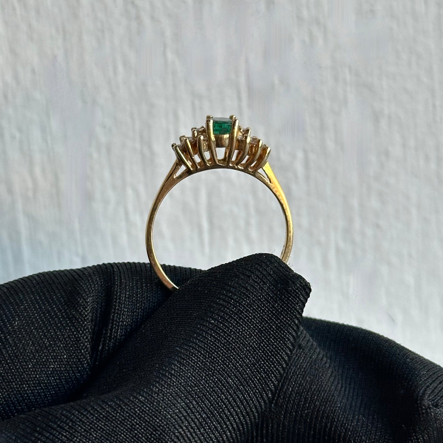 Vintage Oval Cut Emerald & Diamond Engagement Ring in 14kt Yellow Gold – 12 Diamond Accents, Timeless & Elegant Gift