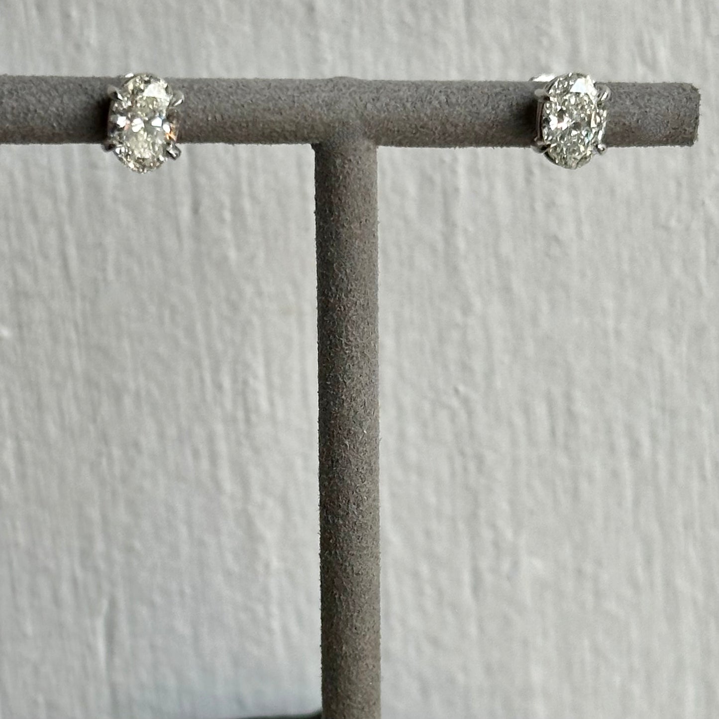 18K White Gold 2.50ctw Oval Diamond Studs | J Color | VS2 Clarity | 4-Prong Setting