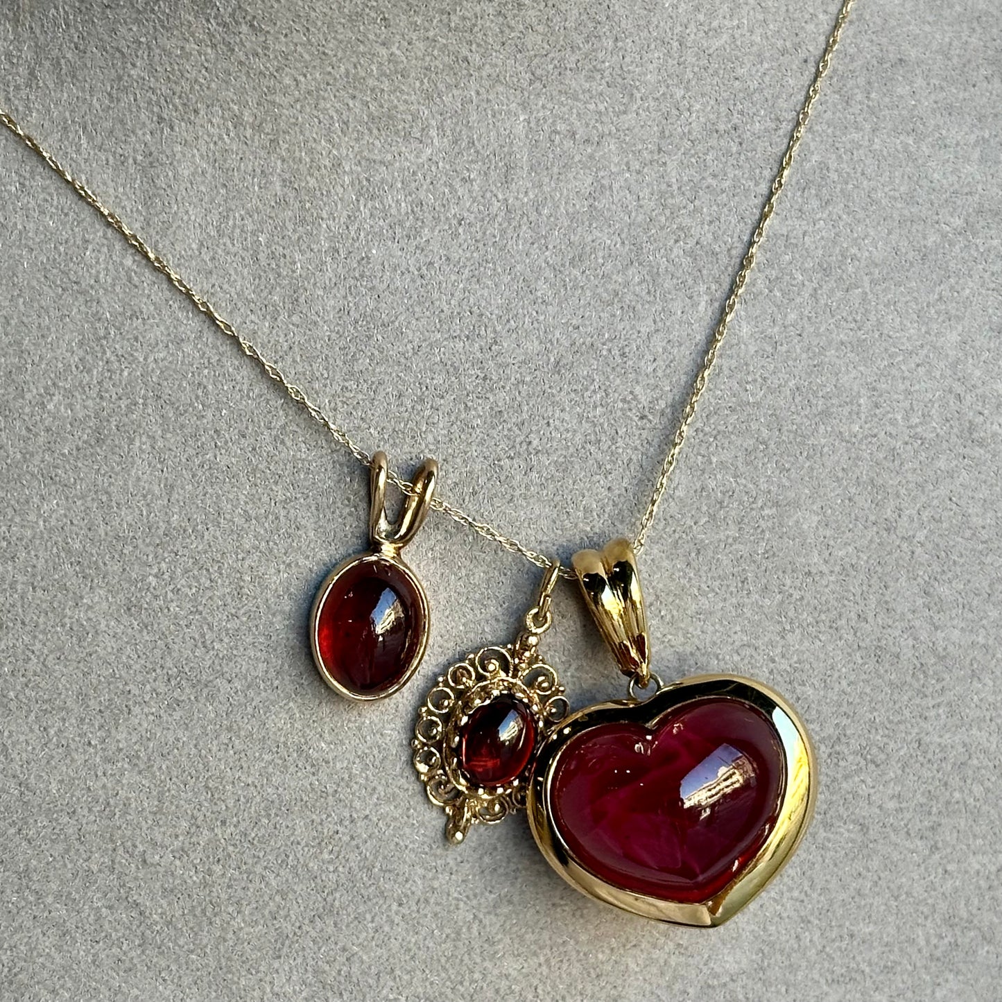 Exquisite Filigree Pendant with Cabochon Garnet – Timeless Vintage Design