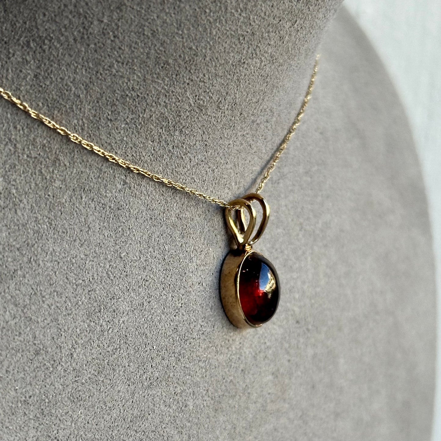 Vintage 14k Yellow Gold Cabochon Garnet Pendant – Timeless Elegance