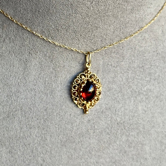 Exquisite Filigree Pendant with Cabochon Garnet – Timeless Vintage Design