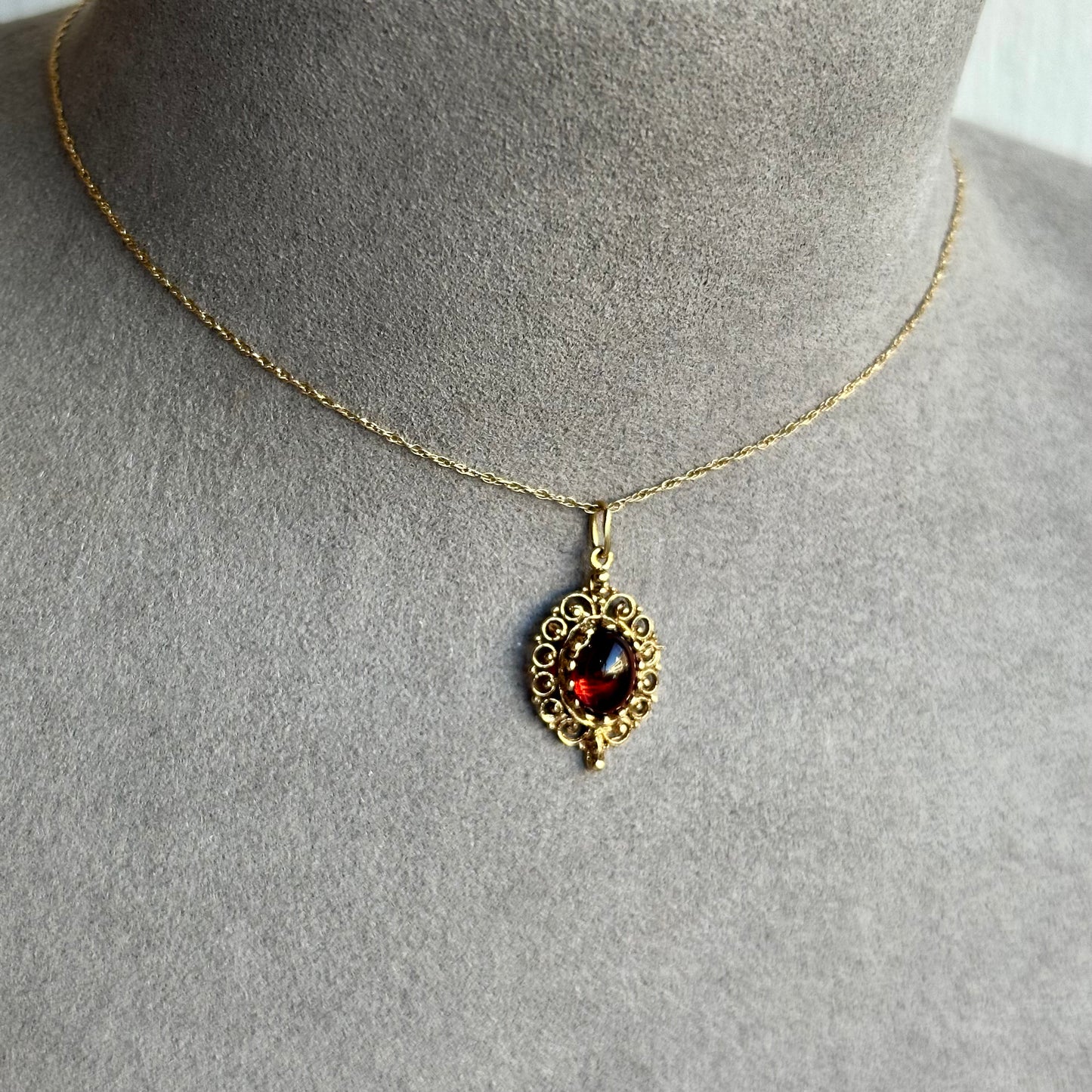 Exquisite Filigree Pendant with Cabochon Garnet – Timeless Vintage Design