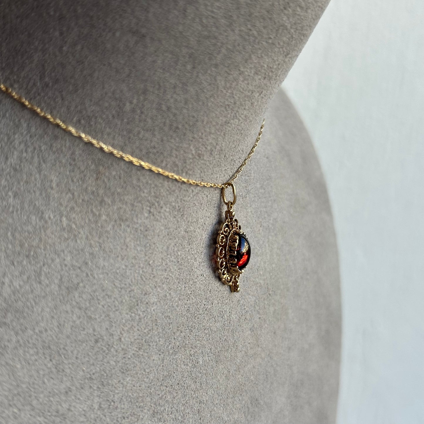 Exquisite Filigree Pendant with Cabochon Garnet – Timeless Vintage Design