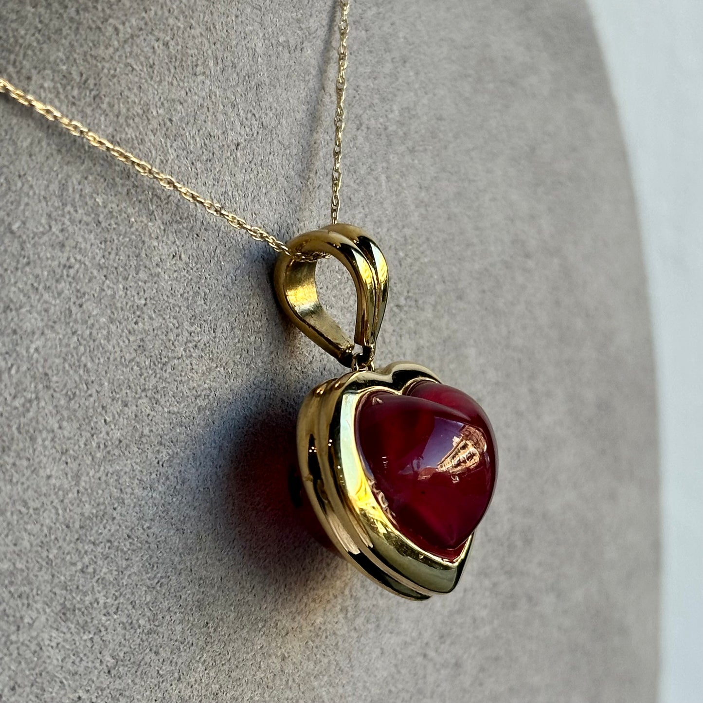 Luxurious Vintage Ruby Heart Cabochon Pendant – Handcrafted in 14kt Yellow Gold