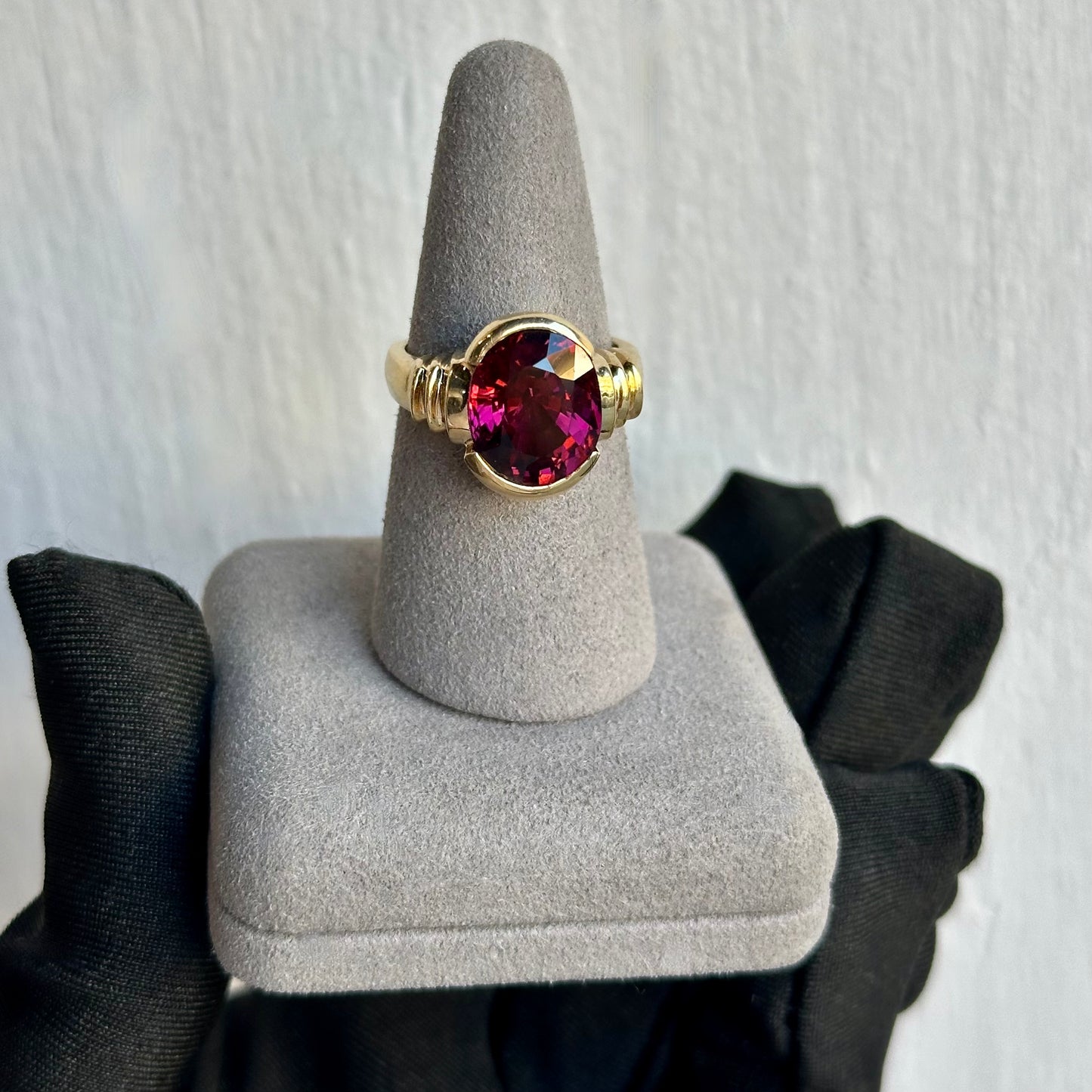 Rare Vintage Fuchsia Tourmaline Ring in 14kt Yellow Gold – A Breathtaking Masterpiece