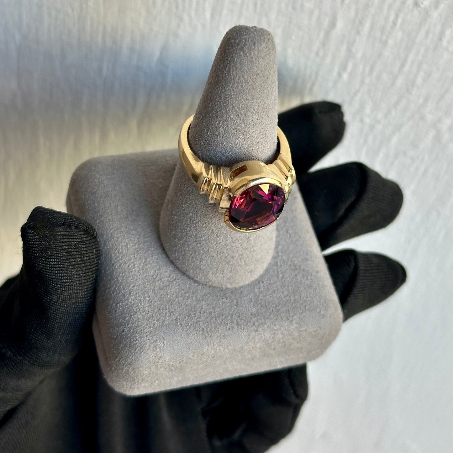 Rare Vintage Fuchsia Tourmaline Ring in 14kt Yellow Gold – A Breathtaking Masterpiece