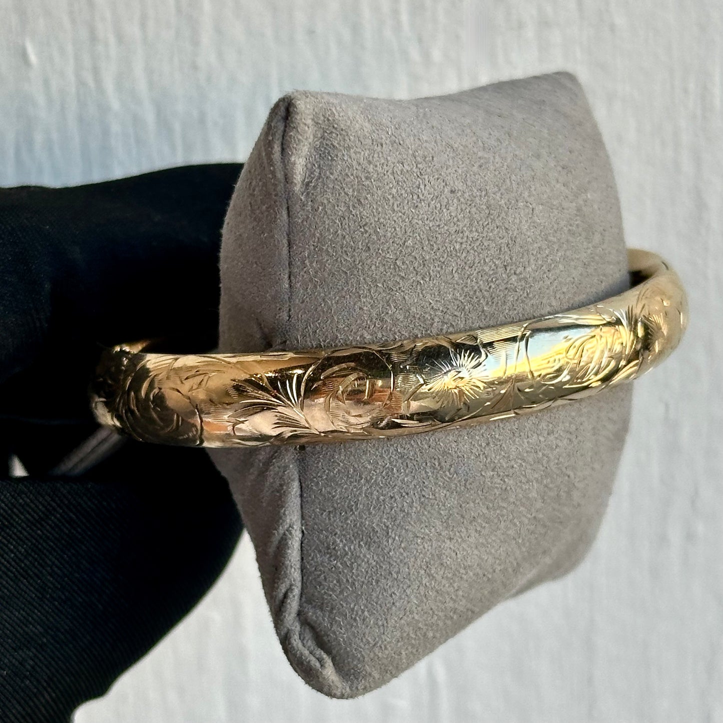 Vintage 14k Yellow Gold Bangle with Intricate Hand-Etched Design – Exquisite Craftsmanship