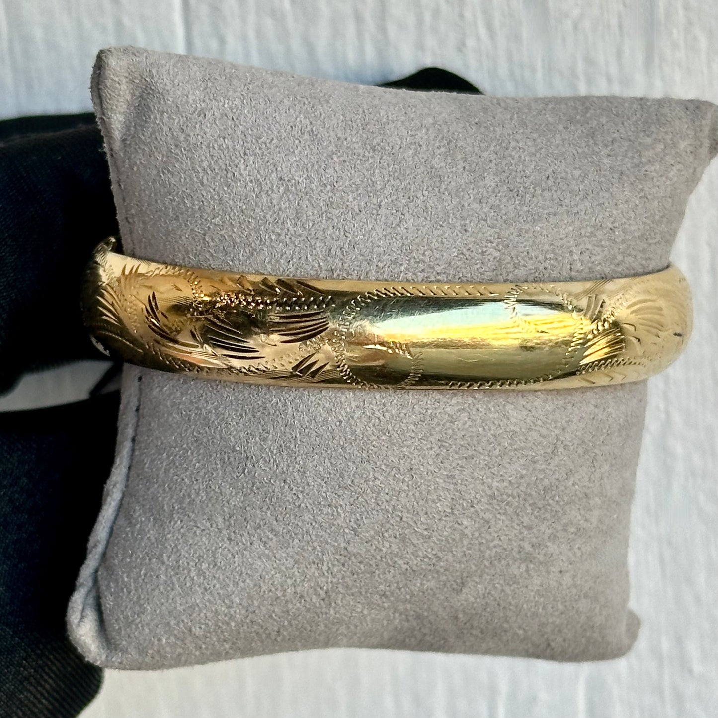 Vintage 14k Yellow Gold Bangle with Hand-Etched Design – Classic and Unique Jewelry