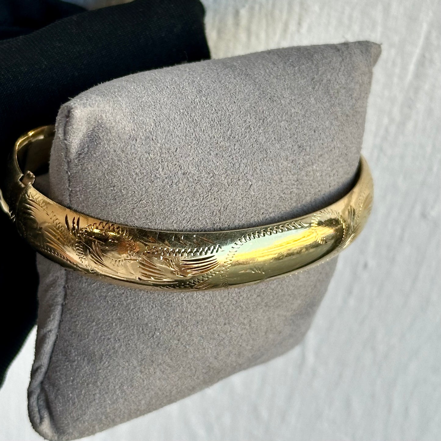 Vintage 14k Yellow Gold Bangle with Hand-Etched Design – Classic and Unique Jewelry