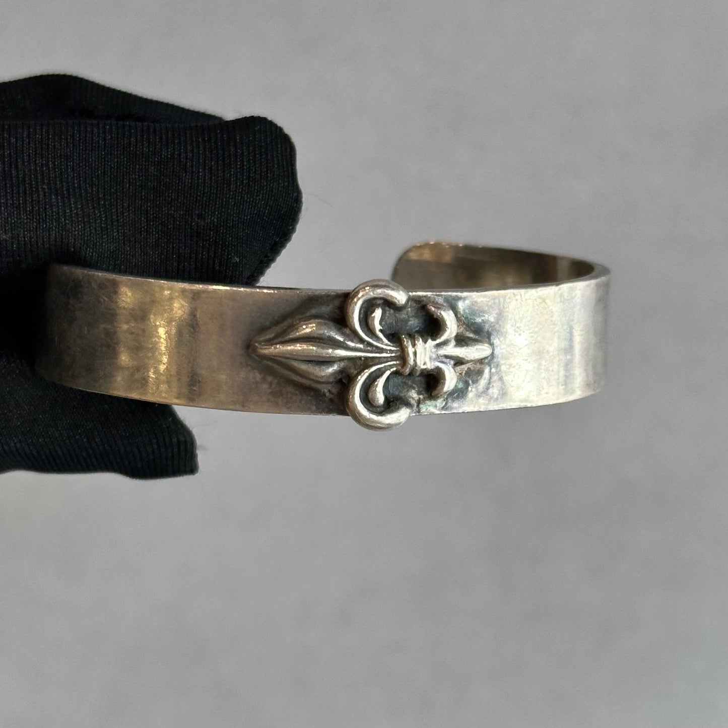 Vintage Silver Fleur de Lis Cuff Bracelet - Timeless Elegance