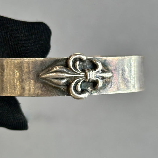 Vintage Silver Fleur de Lis Cuff Bracelet - Timeless Elegance