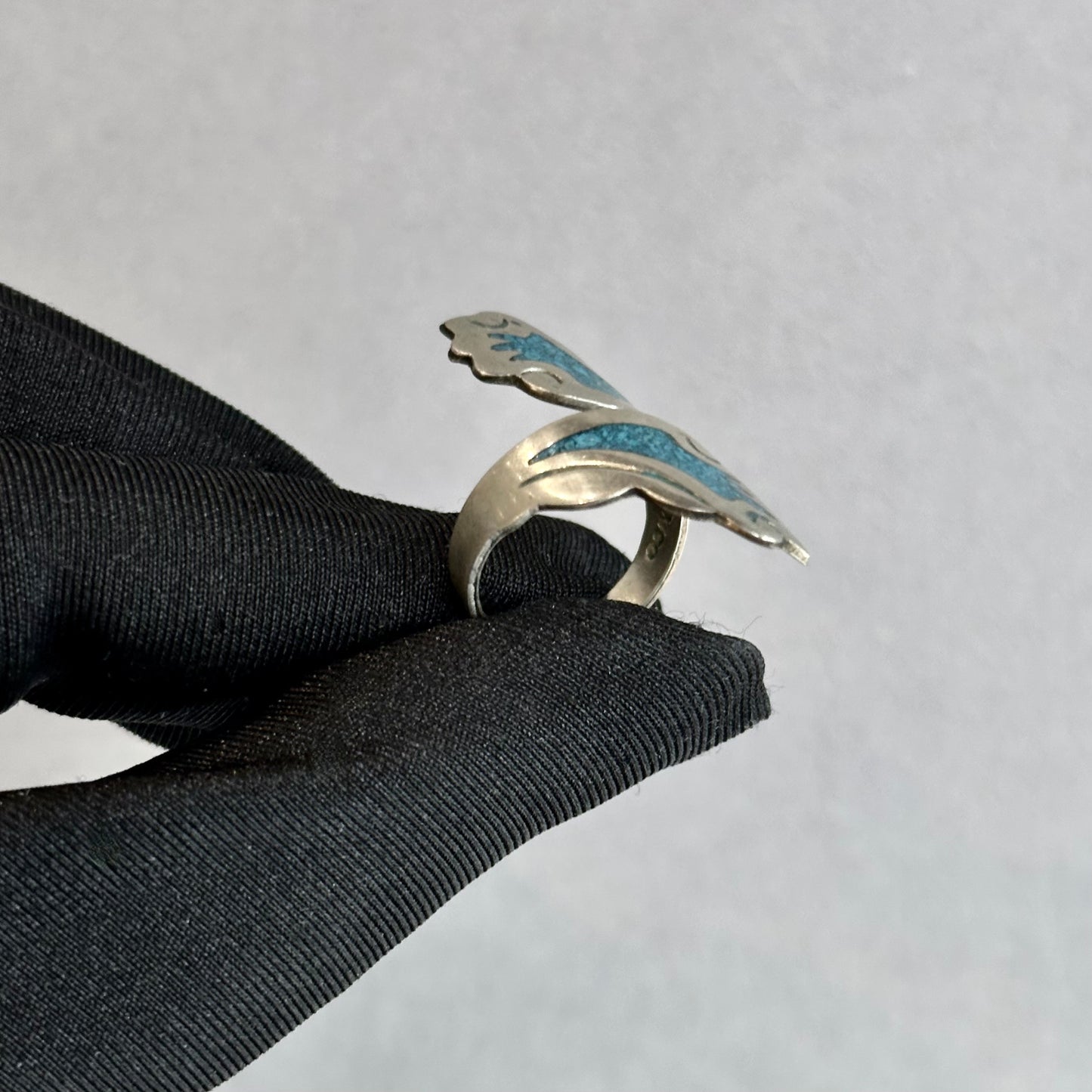 Vintage Sterling Silver Open Swirl Design Ring with Turquoise Inlay – A Unique Wave Pattern