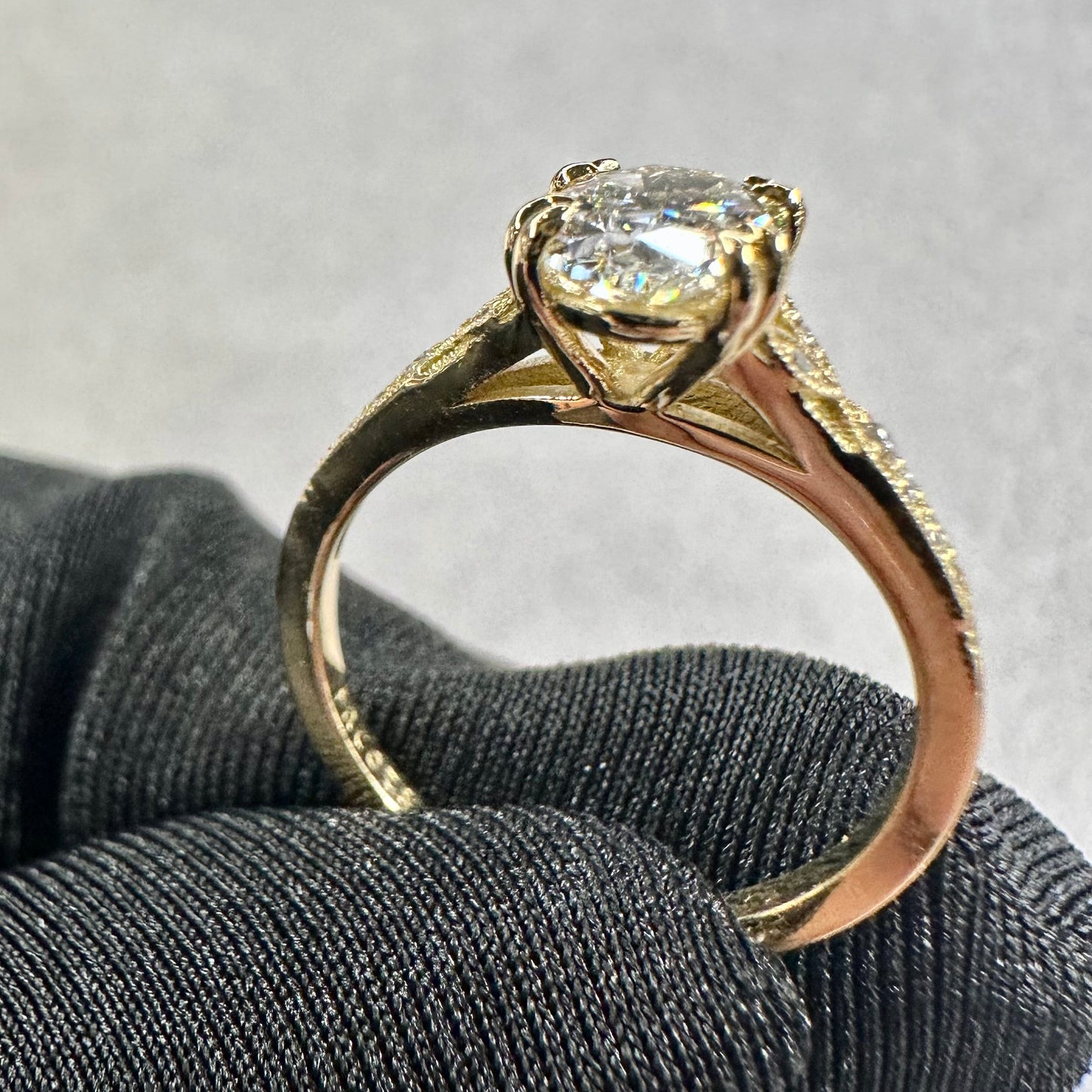 1.16ct Oval Diamond J Si2 Diamond 18kt Yellow Gold Engagement Ring