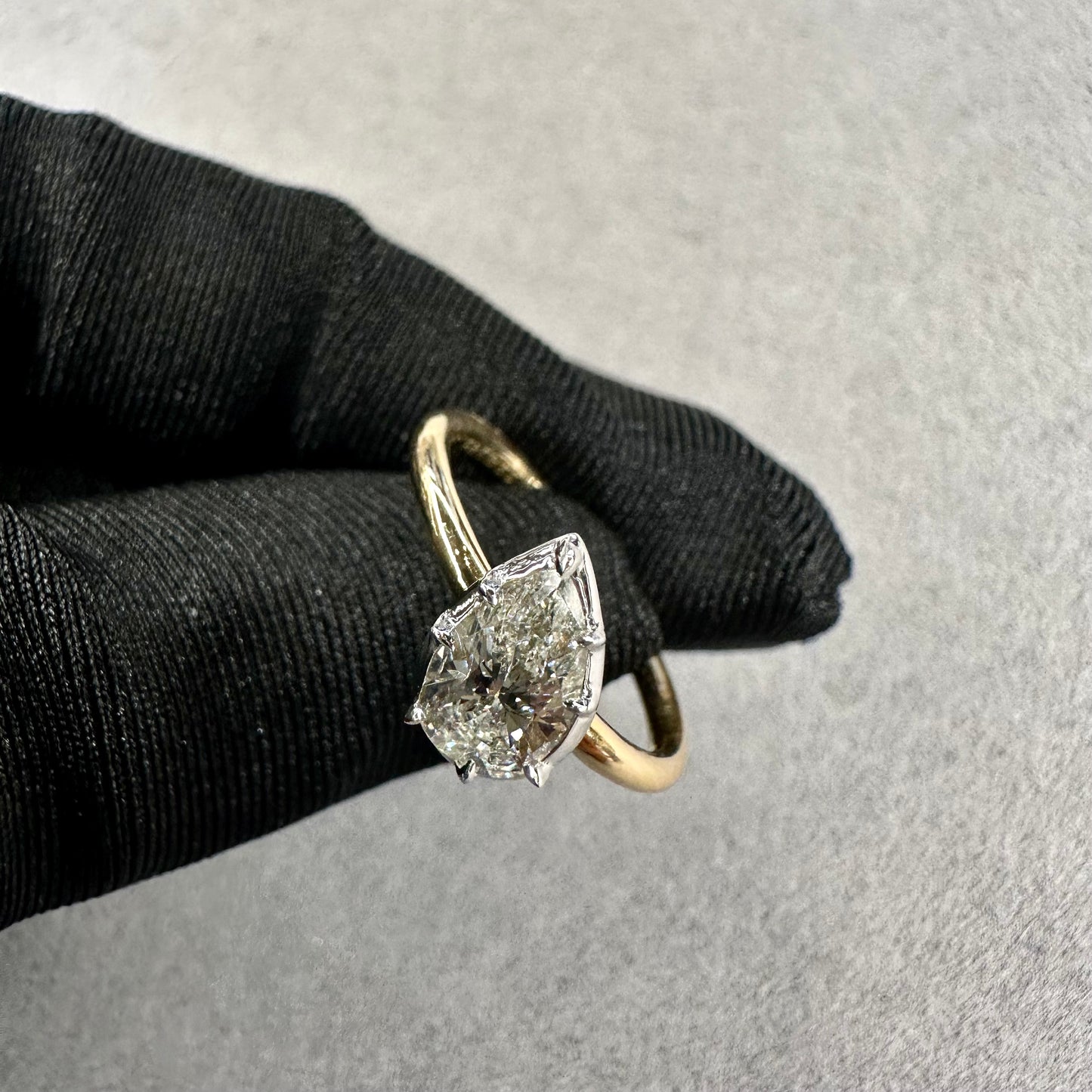 18KT Yellow Gold .89ct H VS2 Pear Cut Diamond Solitaire 8 Prong
